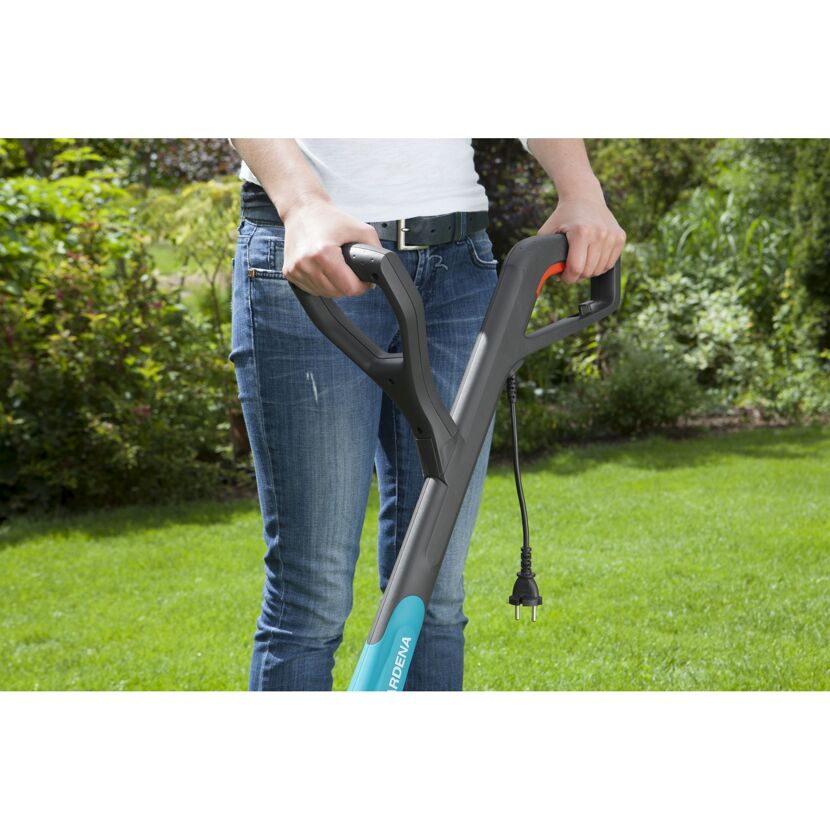 Person hält einen GARDENA Trimmer SmallCut 300/23