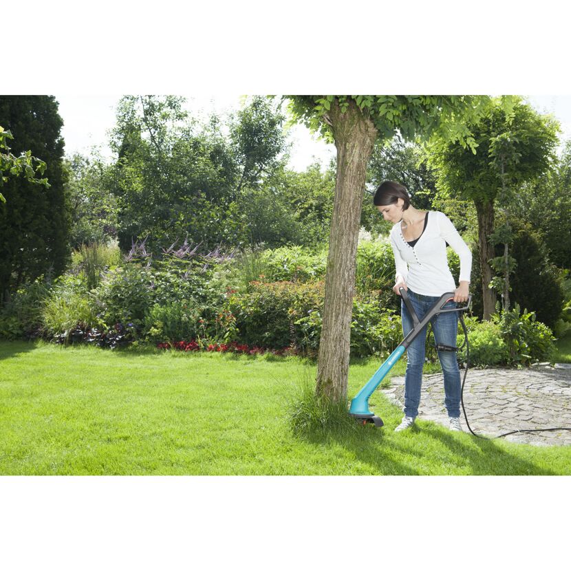 Person verwendet GARDENA Trimmer SmallCut 300/23.