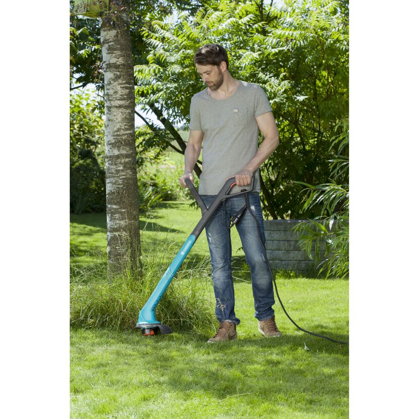 Person verwendet GARDENA Trimmer SmallCut 350.