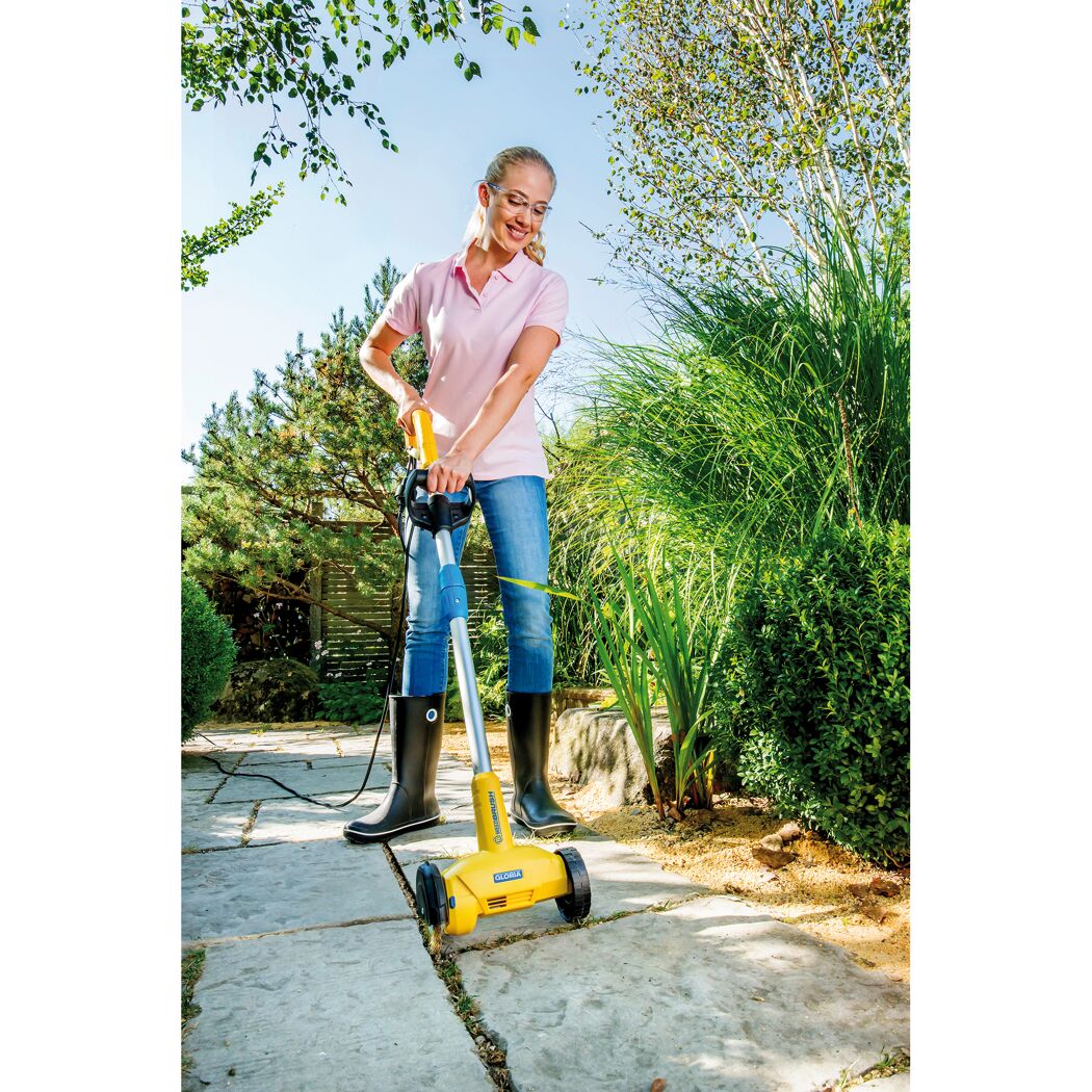 Person entfernt Unkraut mit Gloria Weedbrush