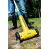 Person entfernt Moos mit Gloria Multibrush Speedcontrol