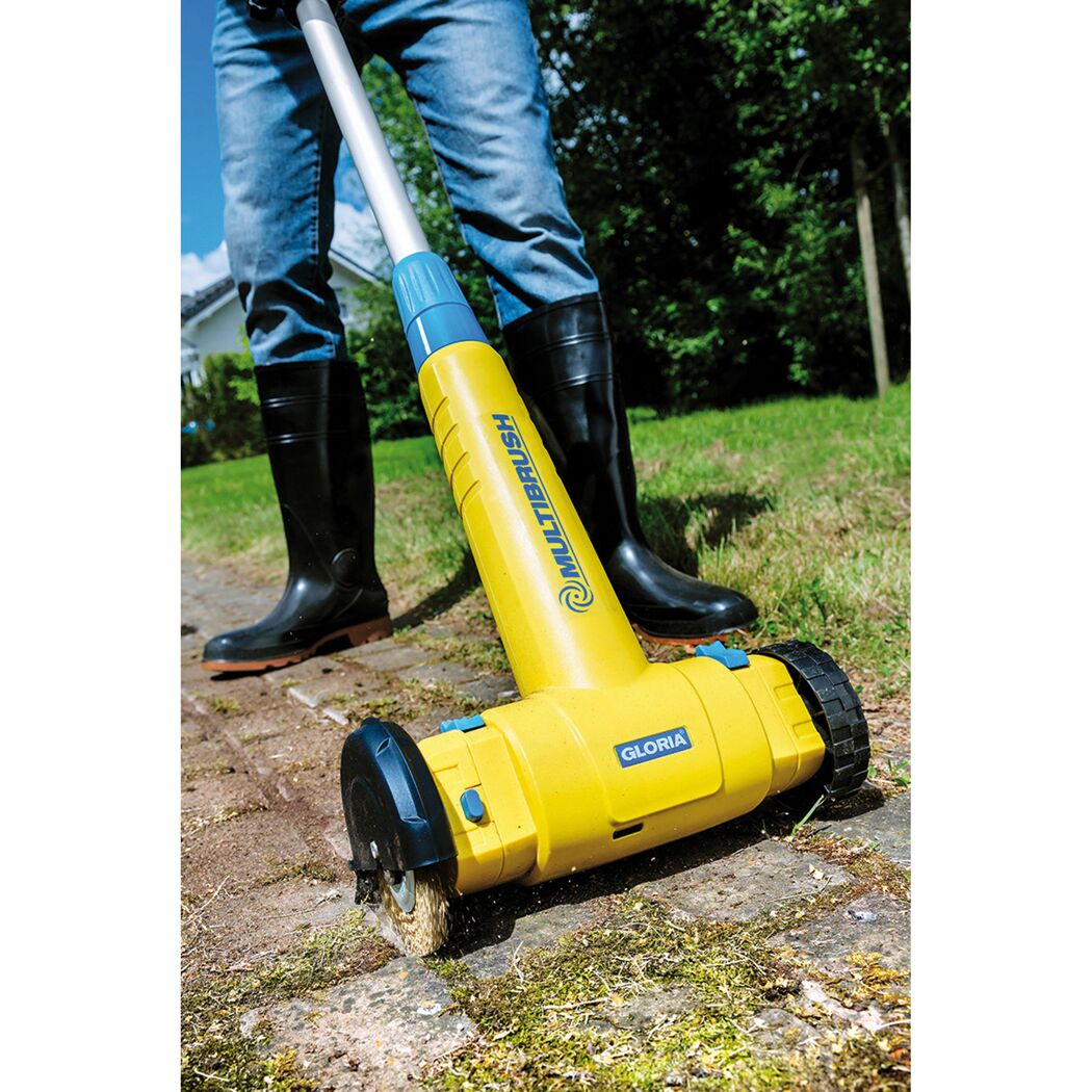 Person entfernt Moos mit Gloria Multibrush Speedcontrol