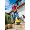 Person reinigt Steinstufen mit Gloria Multibrush speedcontrol