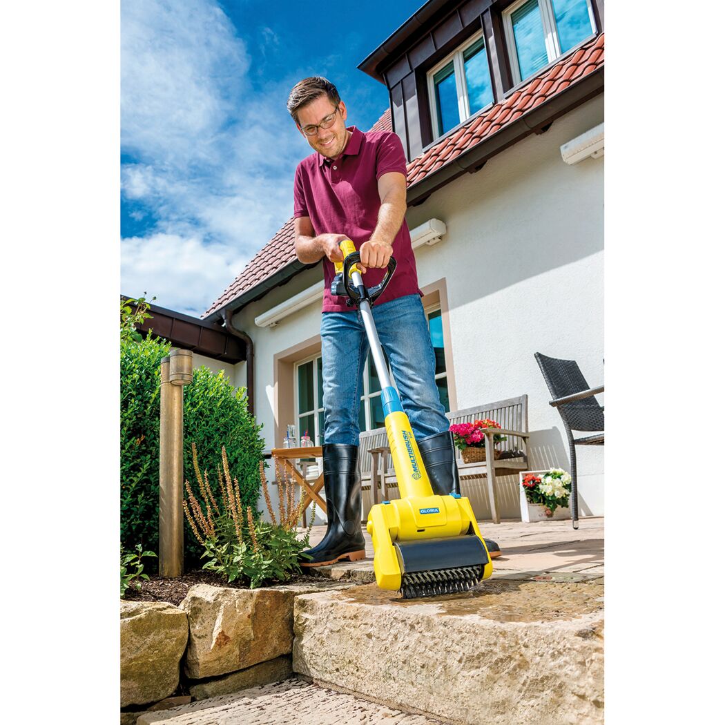 Person reinigt Steinstufen mit Gloria Multibrush speedcontrol