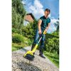 Person reinigt einen Weg mit dem Gloria Powerbrush.