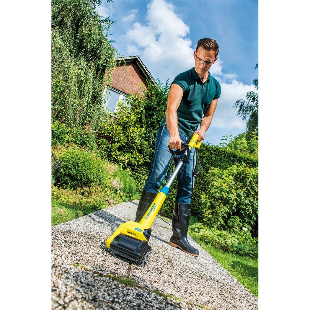 Person reinigt einen Weg mit dem Gloria Powerbrush.