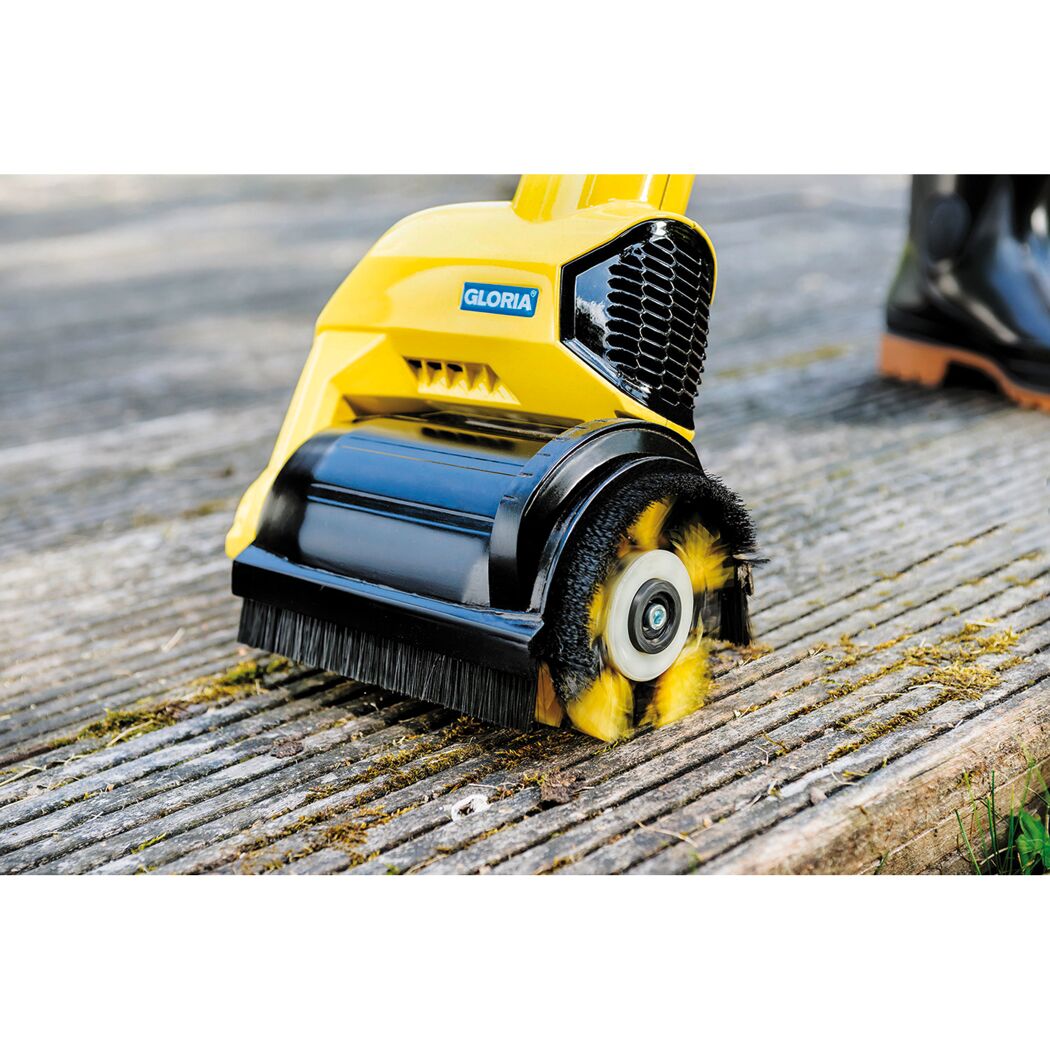 Gloria Flächenreiniger Powerbrush reinigt Holzterrasse