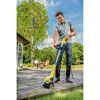 Person reinigt Holzterrasse mit dem Kärcher Powerbrush.