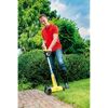 Person entfernt Unkraut mit Gloria MultiBrush