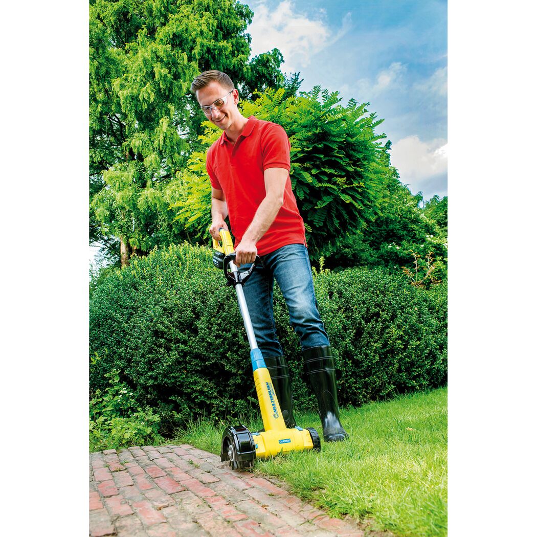 Person entfernt Unkraut mit Gloria MultiBrush