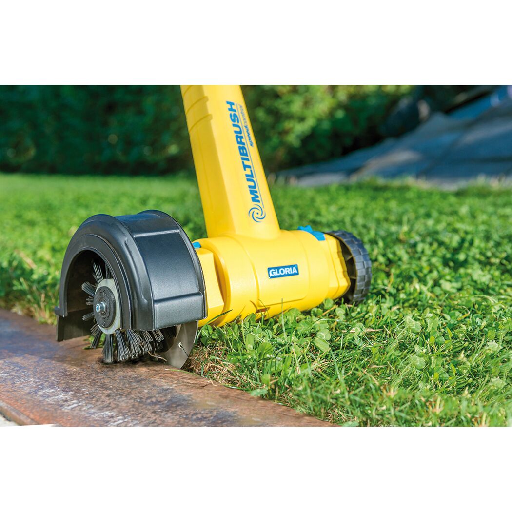 Gloria Multibrush Speedcontrol entfernt Moos und Unkraut