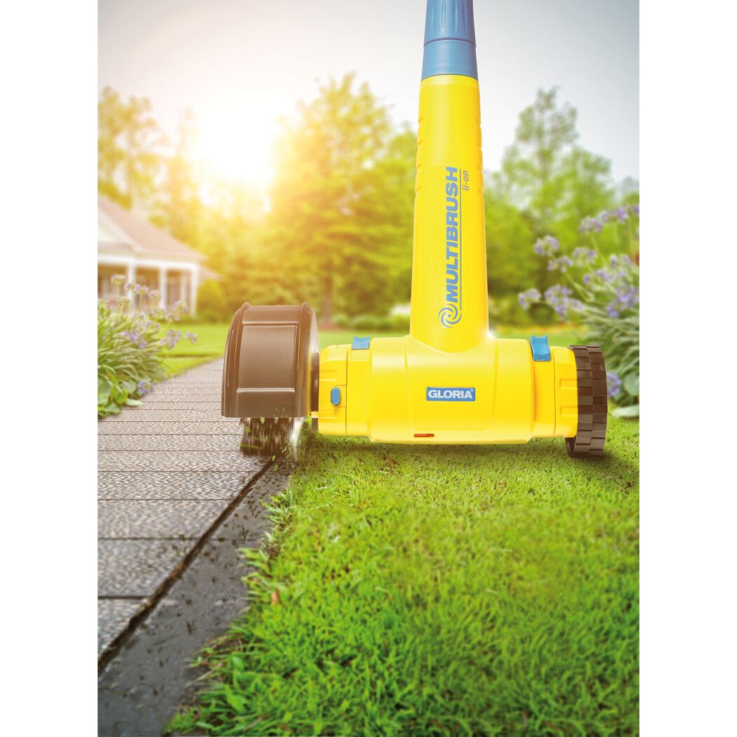 GLORIA MultiBrush Li-on reinigt eine Steinplatte