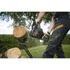 Person sägt Holz mit Kettensäge