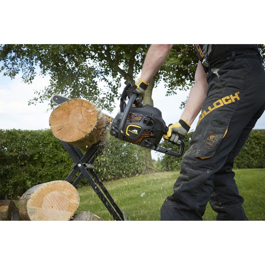 Person sägt Holz mit Kettensäge