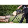 Person sägt Holz mit Kettensäge