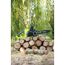 Akku-Kettensäge Ryobi auf Holzstapel