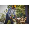 Person sägt Holz mit RYOBI Akku-Kettensäge