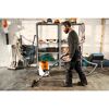 Person saugt Schmutz mit Stihl SE 62 Nass- und Trockensauger