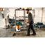 Person saugt Schmutz mit Stihl SE 62 Nass- und Trockensauger
