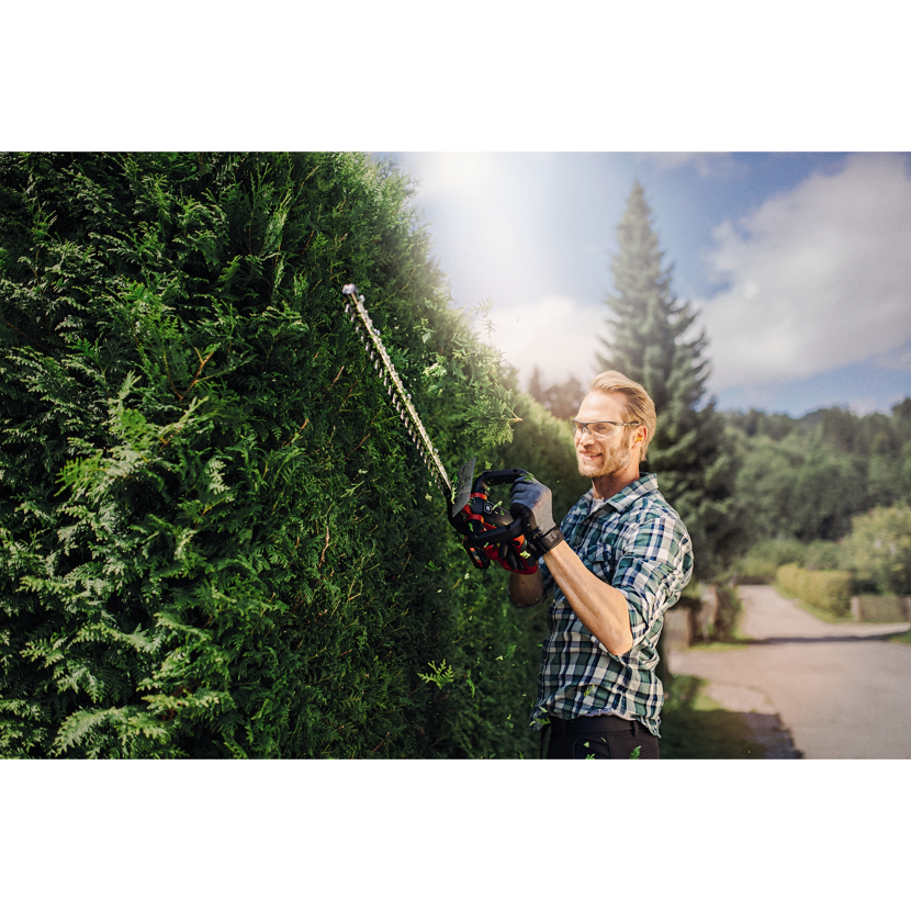 Person schneidet Hecke mit Akku-Heckenschere