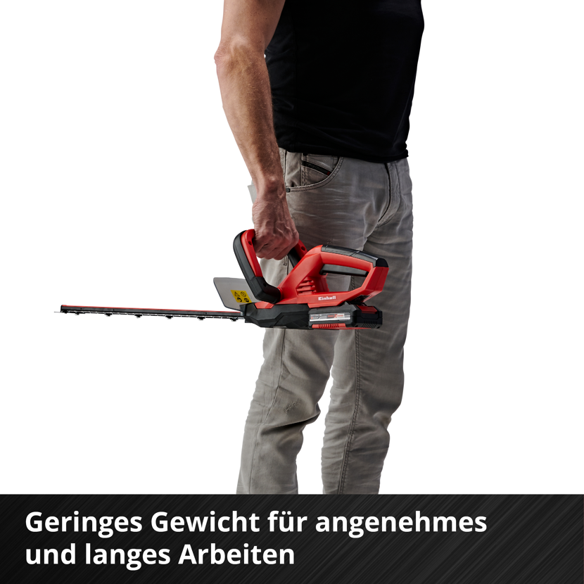 Person hält eine Akku-Heckenschere von Einhell.