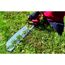 Person schneidet Hecke mit Elektro-Heckenschere