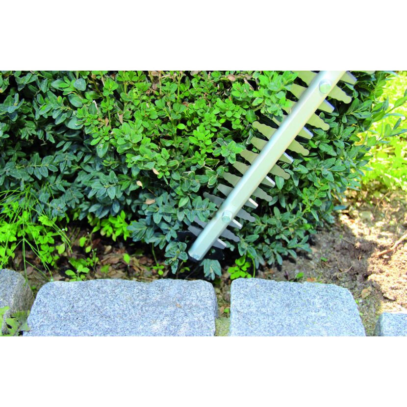 Heckenschere schneidet eine Hecke