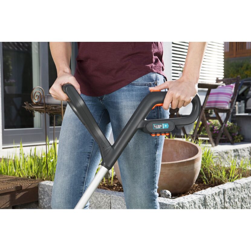 Person verwendet einen Akku Trimmer SmallCut Li 23R