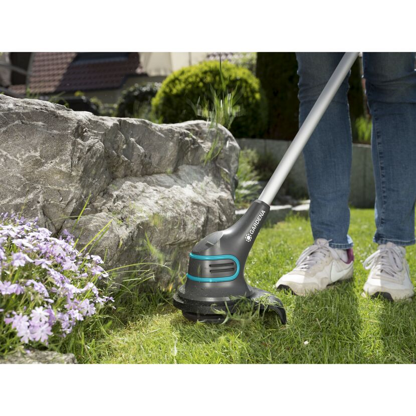 Person trimmt Rasen mit GARDENA Akku Trimmer SmallCut Li 23R