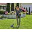 Person verwendet Elektro-Trimmer EasyCut 450/25 im Garten.