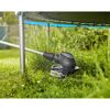 Elektro-Rasentrimmer unter einem Trampolin