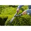 Person schneidet Hecke mit Heckenschere