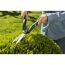 Person schneidet Hecke mit Gartenschere