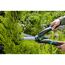 Person schneidet mit GARDENA Heckenschere PrecisionCut eine Pflanze