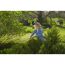 Person schneidet Hecke mit Heckenschere
