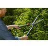 Person schneidet Hecke mit GARDENA Heckenschere