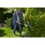 Person schneidet Hecke mit Heckenschere