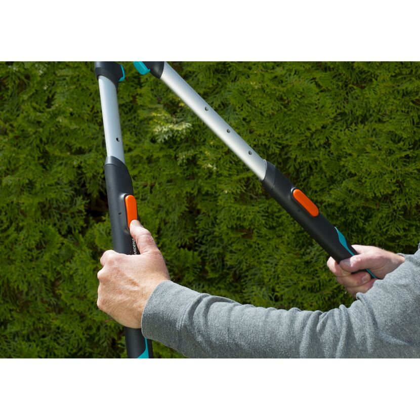 Person verwendet eine Gartenschere