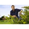 Person schneidet Hecke mit Gartenschere