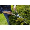 Person schneidet eine Hecke mit einer Gartenschere.