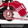 Kettensäge wird mit Öl befüllt.