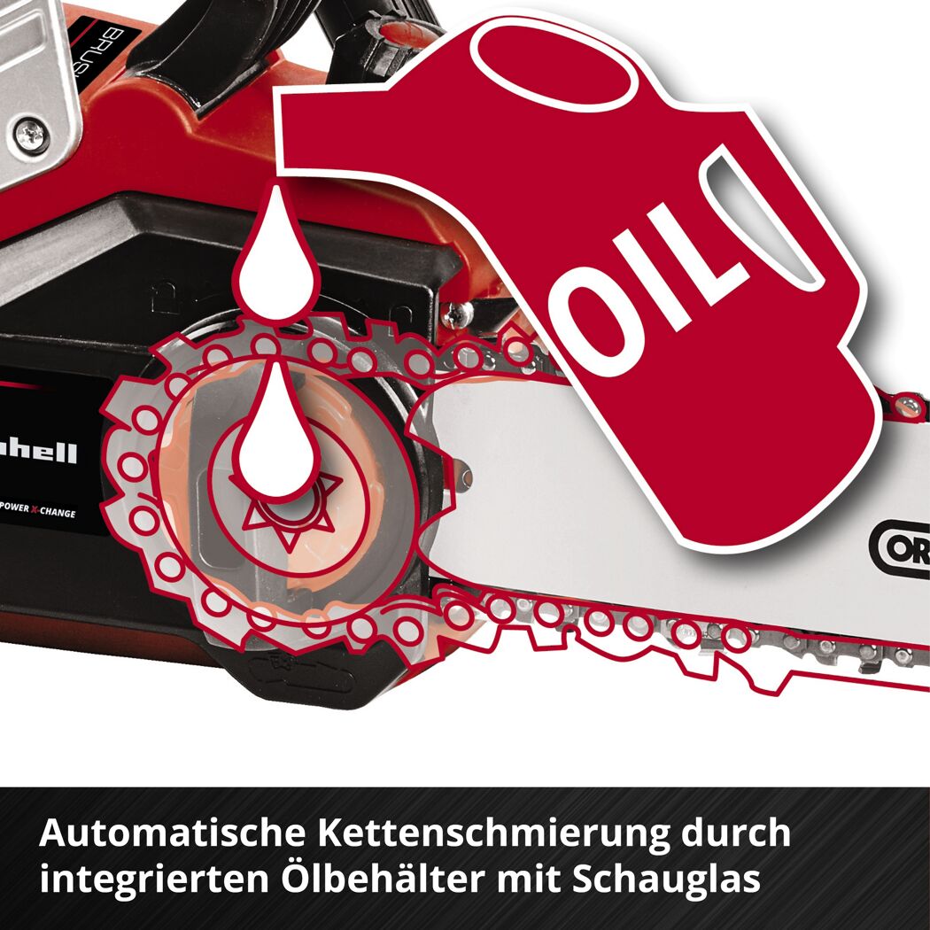 Kettensäge wird mit Öl befüllt.