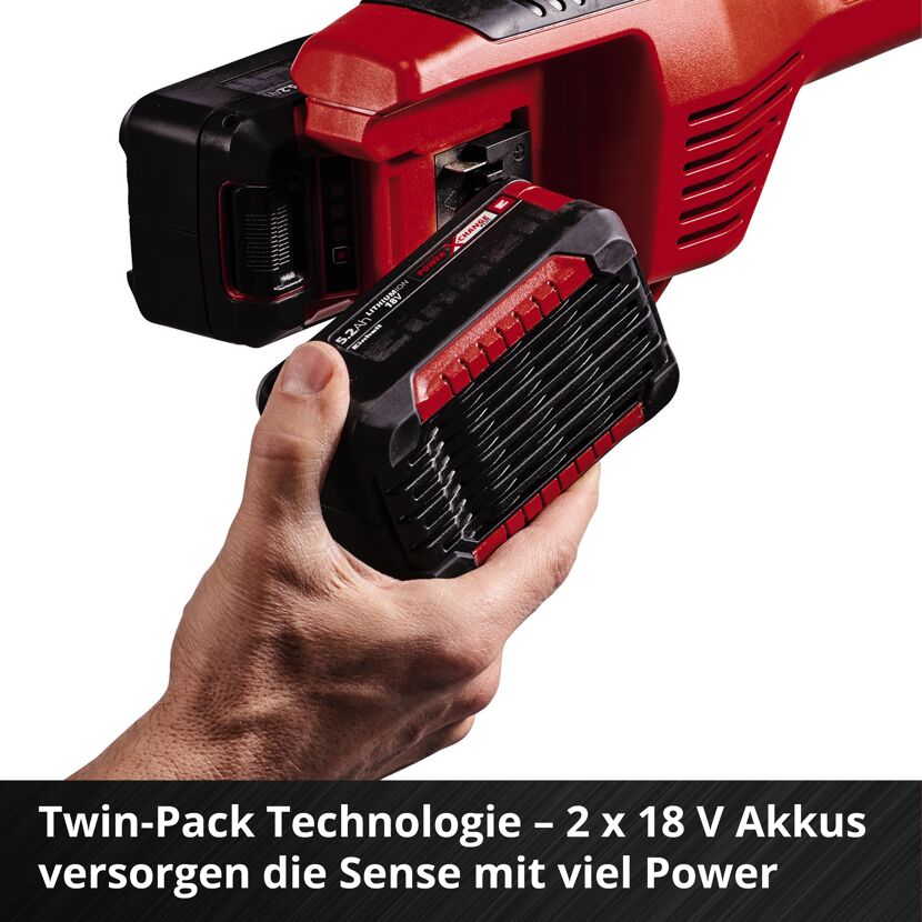 Hand tauscht Akku einer Akku-Sense aus.