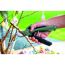 Person schneidet mit Akku-Gartenschere EasyPrune von Bosch einen Ast