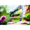 Person verwendet eine Akku-Gartenschere von Bosch.