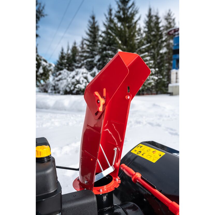 Roter Auswurfkamin einer Schneefräse