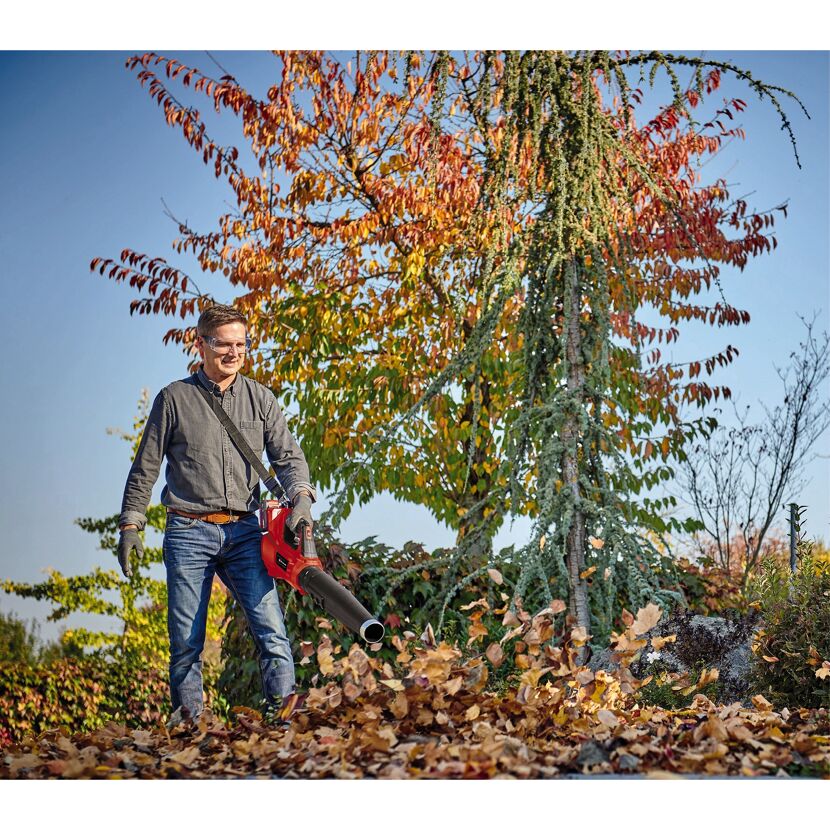 Person verwendet Laubbläser im Garten