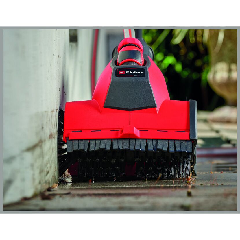 Einhell Steinbürste beim Reinigen von Steinplatten