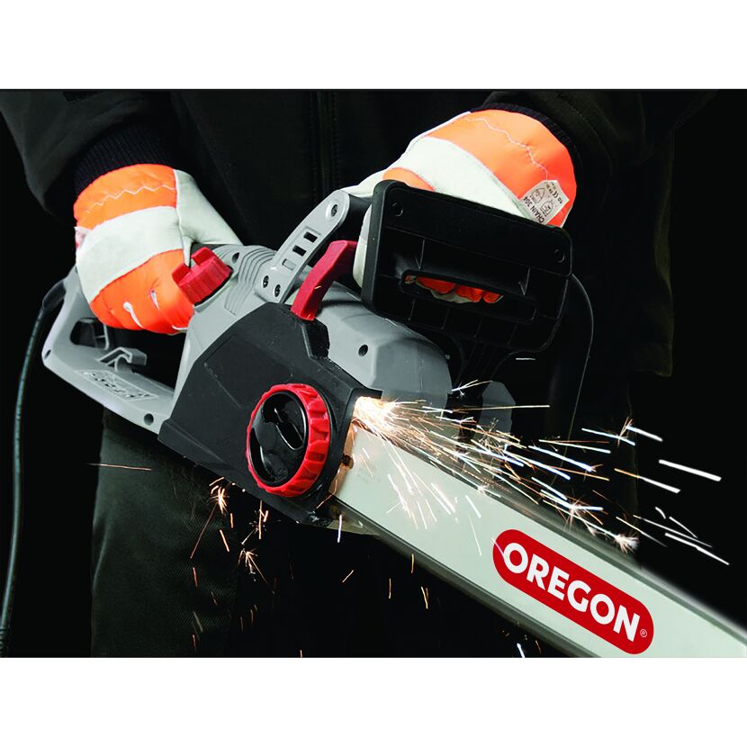 Person verwendet Elektro-Kettensäge von OREGON.