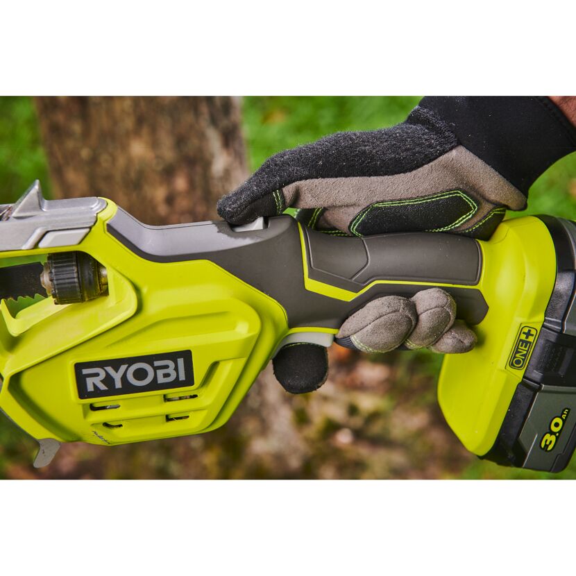 Person hält eine RYOBI Akku-Astsäge in der Hand.